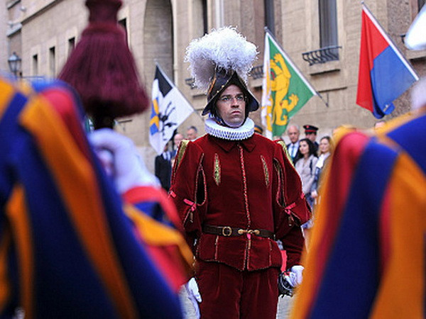 Giáo hoàng Francis ra lệnh bãi nhiệm chỉ huy Đội cận vệ Thụy Sĩ ảnh 1