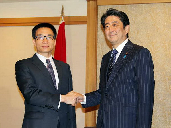 Phó Thủ tướng Vũ Đức Đam hội kiến Thủ tướng Nhật Bản Shinzo Abe bên lề Hội nghị Tương lai châu Á lần thứ 20 tại thủ đô Tokyo, Nhật Bản, ngày 22/5. (Nguồn: TTXVN.) Hoạt động của Phó Thủ tướng tại Hội nghị “Tương lai châu Á" ảnh 1