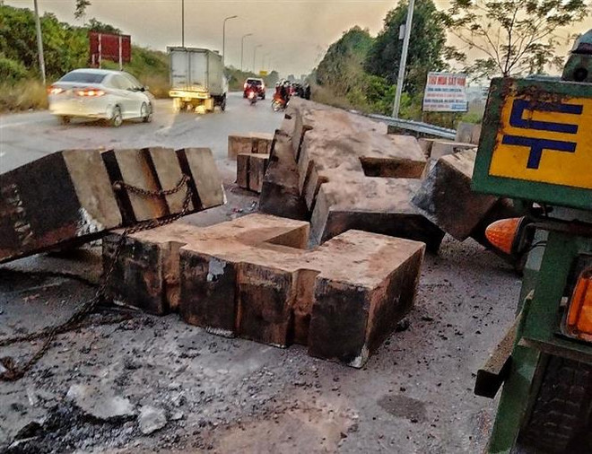 Bắc Giang: Xe đầu kéo làm rơi nhiều khối bêtông đè chết người đi đường ảnh 1
