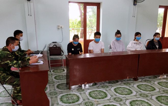 5 người Trung Quốc nhập cảnh trái phép vào Việt Nam bị tạm giữ tại Đồn Biên phòng Trà Cổ, Quảng Ninh. (Ảnh minh họa: TTXVN) Quảng Nam: Khởi tố vụ án môi giới người xuất, nhập cảnh trái phép ảnh 1