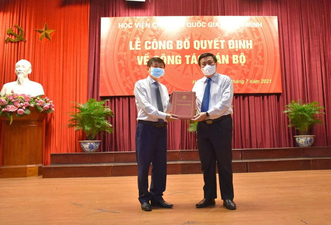 GS.TS Nguyễn Xuân Thắng, Ủy viên Bộ Chính trị, Bí thư Đảng ủy, Giám đốc Học viện Chính trị quốc gia Hồ Chí Minh, Chủ tịch Hội đồng Lý luận Trung ương trao quyết định cho PGS.TS Phạm Minh Sơn. (Ảnh: congluan.vn) Bổ nhiệm chức vụ Giám đốc Học viện Báo chí và Tuyên truyền ảnh 1