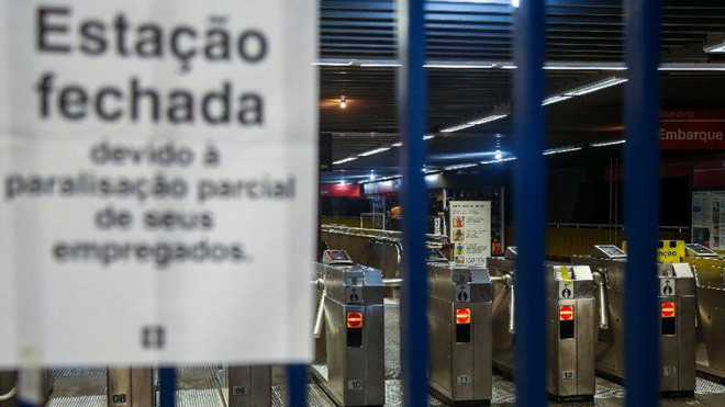 Một nhà ga tại Sao Paulo bị đóng cửa do đình công. (Nguồn: AFP) Brazil: Tổng đình công trong ngày khai mạc Copa America 2019 ảnh 1