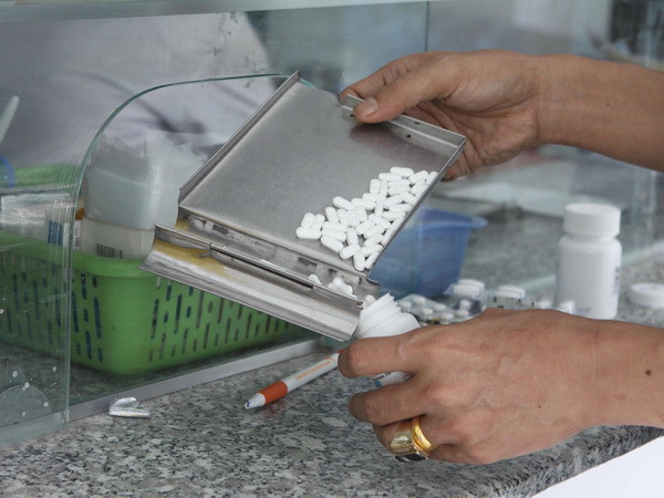 Thuốc ARV được đóng gói để cấp phát cho bệnh nhân tại Trung tâm Y tế cộng đồng quận 8, TP.HCM. (Ảnh: Phương Vy/TTXVN) Kiện toàn các phòng khám ngoại trú cho chương trình điều trị HIV ảnh 1