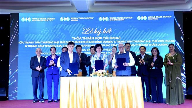 Quang cảnh buổi ký kết hợp tác của các Trung tâm Thương mại Thế giới diễn ra tại tỉnh Bình Dương ngày 10/8/2023. (Ảnh: Dương Chí Tưởng/TTXVN) Bình Dương hợp tác về trung tâm thương mại với Ấn Độ, Trung Quốc ảnh 1
