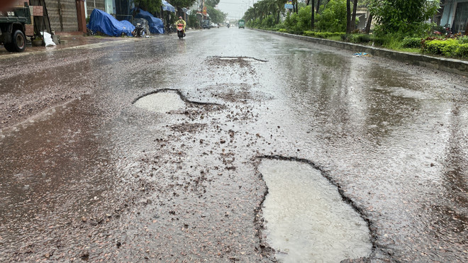 Bình Định: Khắc phục “ổ gà” sau mưa lũ, bảo đảm an toàn giao thông ảnh 1