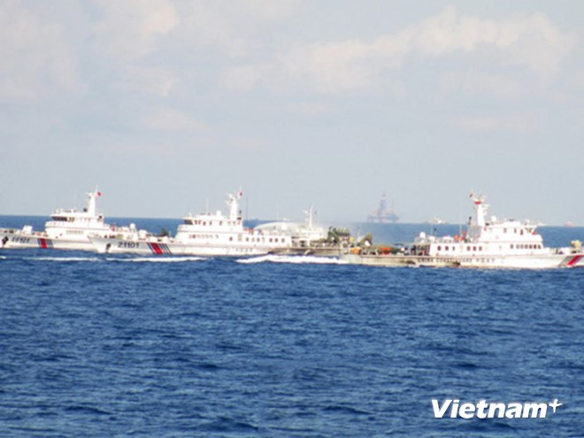 Tàu Trung Quốc dàn hàng ngăn cản các tàu của lực lượng thực thi pháp luật Việt Nam. (Nguồn: Canhsatbien.vn) Báo chí Pháp lên án Trung Quốc khiêu khích ở Biển Đông ảnh 1