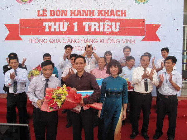 Cảng Hàng không Vinh đón hành khách thứ một triệu. (Ảnh: Nguyễn Văn Nhật/Vietnam+) Nghệ An: Cảng Hàng không Vinh đón vị khách thứ một triệu ảnh 1