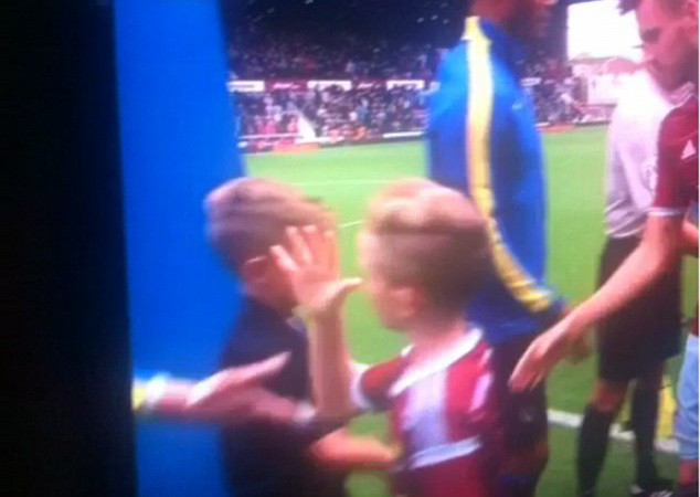 Cậu bé từ chối bắt tay Joe Hart. (Nguồn: DM) Cậu bé mascot của West Ham khiến thủ thành Joe Hart bẽ bàng ảnh 1