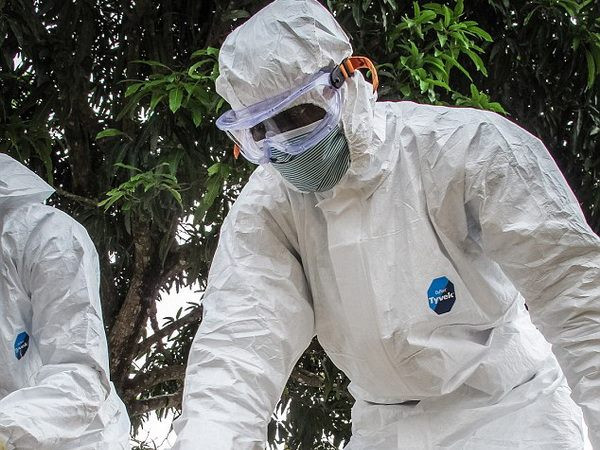 Nhân viên y tế phòng chống Ebola. (Nguồn: DM) Trường hợp nhiễm dịch Ebola đầu tiên ở Mali đã qua đời ảnh 1