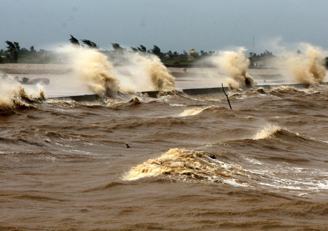 Bình Thuận: Sóng to gió lớn đánh chìm 7 tàu đánh cá ngoài khơi ảnh 1