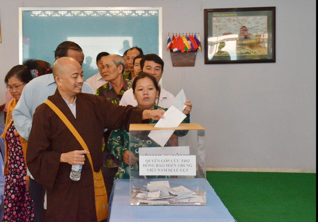 Kiều bào Việt ở Campuchia quyên góp hỗ trợ đồng bào miền Trung ảnh 2