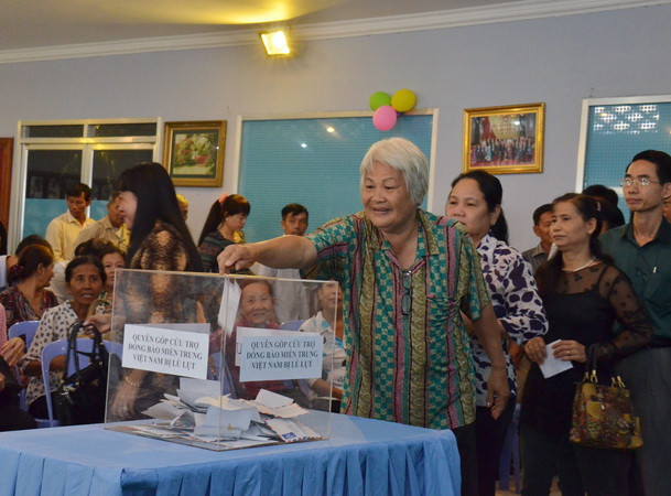 Kiều bào Việt ở Campuchia quyên góp hỗ trợ đồng bào miền Trung ảnh 1