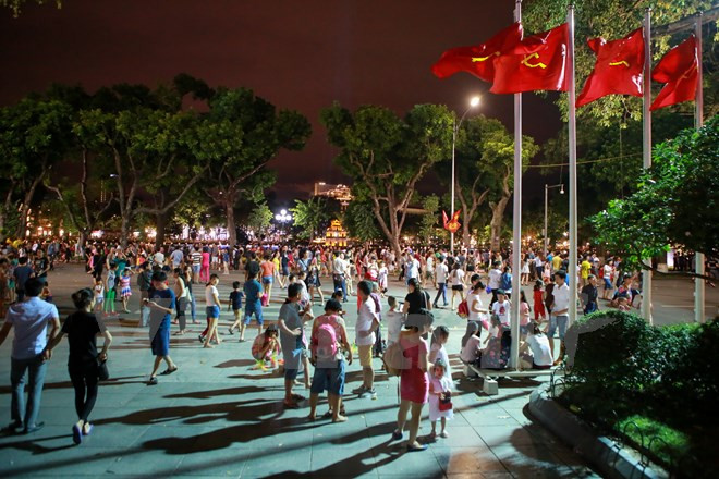 Hơn 2 vạn lượt khách đến Không gian đi bộ hồ Hoàn Kiếm mỗi ngày ảnh 1