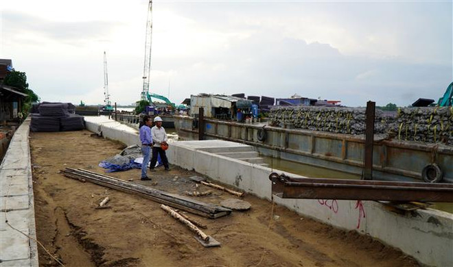 Dự án xử lý cấp bách sạt lở sông Tiền khu vực xã Tân Mỹ và Mỹ An Hưng B (huyện Lấp Vò, Đồng Tháp) đang triển khai thực hiện. (Ảnh: Nhựt An/TTXVN) Đồng Tháp: Giải ngân vốn đầu tư công 6 tháng đầu năm cao hơn cùng kỳ ảnh 1