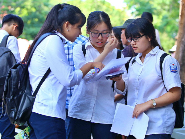 Thí sinh sau khi hoàn thành môn thi Toán tại điểm thi trường THPT Việt Đức. (Ảnh: Minh Quyết/TTXVN) Hà Nội chính thức công bố kết quả tuyển sinh vào lớp 10 ảnh 1