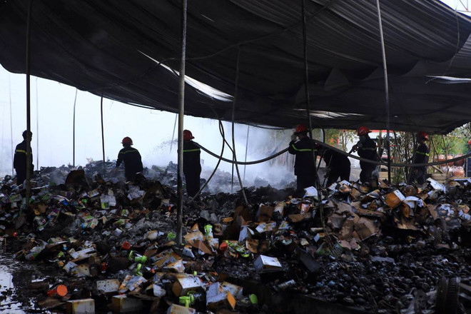 Cháy lớn ở kho hàng gốm sứ thuộc huyện Gia Lâm gây thiệt hại lớn ảnh 1