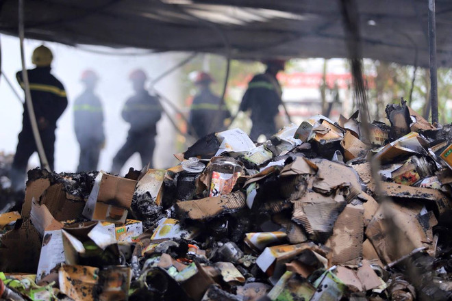 Cháy lớn ở kho hàng gốm sứ thuộc huyện Gia Lâm gây thiệt hại lớn ảnh 11