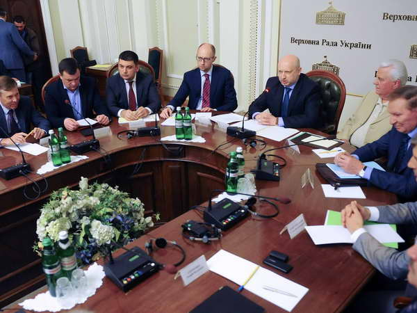 Tổng thống tạm quyền Ukraine Oleksandr Turchynov (giữa) và Thủ tướng tạm quyền Arseniy Yatsenyuk (thứ tư từ bên trái) tại hội nghị bàn tròn giải quyết khủng hoảng ở Ukraine.(Nguồn: AFP/TTXVN) Ukraine: Tân Tổng thống sau bầu cử sẽ có nhiệm kỳ 5 năm ảnh 1