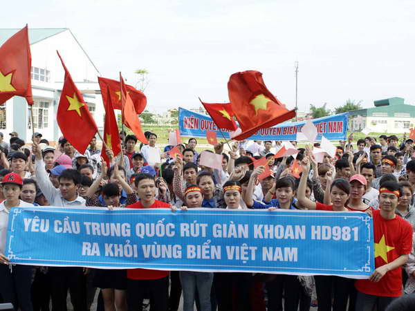Thanh niên, học sinh, sinh viên Thanh Hóa míttinh yêu cầu Trung Quốc rút giàn khoan Hải Dương-981 ra khỏi vùng biển Việt Nam. (Ảnh: Thế Duyệt/TTXVN) Hiệp hội Cá ngừ Việt Nam phản đối sự xâm phạm của Trung Quốc ảnh 1