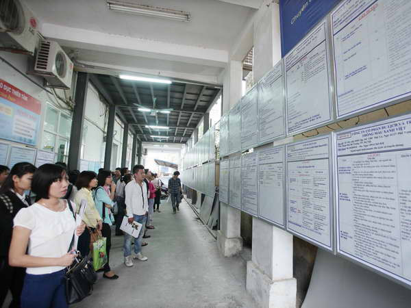 Người lao động tìm hiểu thông tin việc làm tại Trung tâm việc làm Hà Nội. Ảnh minh họa. (Nguồn: TTXVN) Hải Dương: Khai trương Trung tâm dịch vụ việc làm miền Bắc ảnh 1