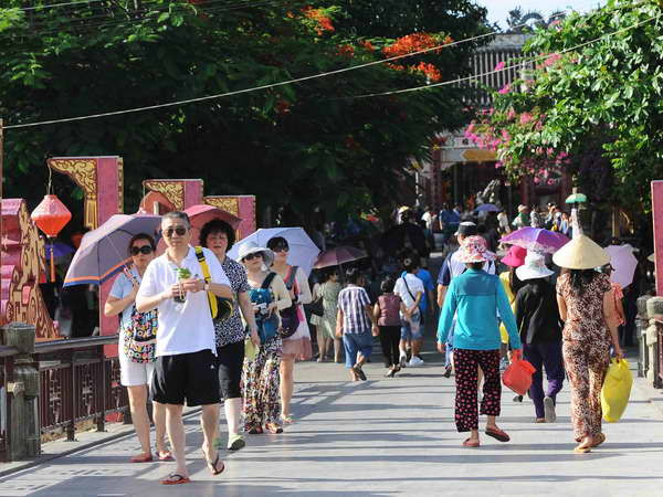 Du khách nước ngoài tham quan phố cổ Hội An. (Ảnh: Minh Đức/TTXVN) Đảm bảo an toàn tuyệt đối cho du khách tại Việt Nam ảnh 1