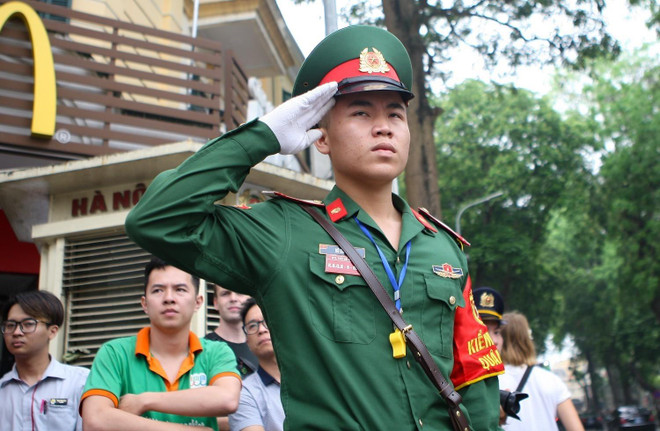 Người dân Thủ đô kính cẩn tiễn đưa nguyên Chủ tịch nước Lê Đức Anh ảnh 1