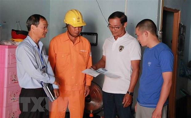 Cán bộ Điện lực hướng dẫn chủ nhà trọ giá bán điện theo quy định mới. (Ảnh: Phạm Cường/TTXVN) Hóa đơn tăng vọt: Hiểu và tính toán giá điện thế nào cho đúng? ảnh 2