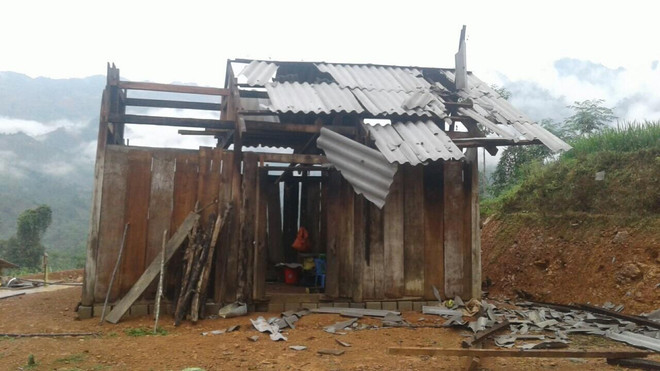 Lốc xoáy khiến nhiều ngôi nhà của người dân Long An bị tốc mái ảnh 1