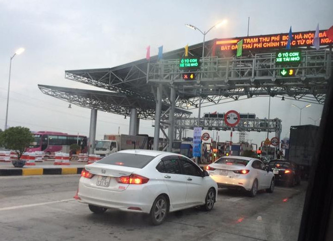 Ùn ứ trong ngày đầu thu phí chính thức cao tốc Hà Nội-Bắc Giang ảnh 1