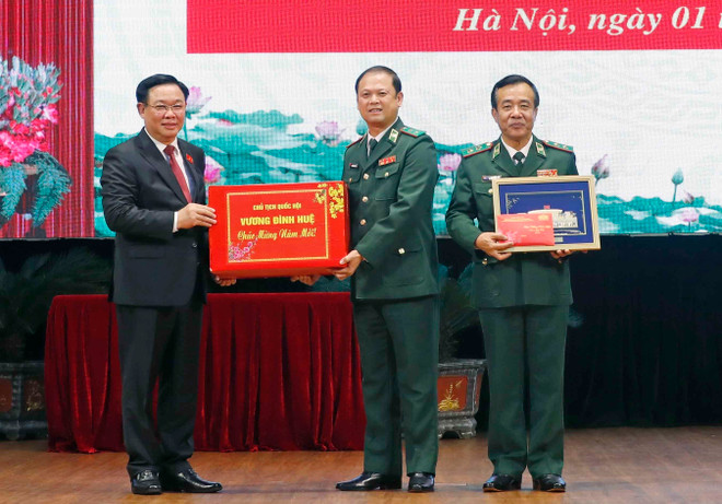 ttxvn_chu_tich_quoc_hoi_tham_chuc_tet_tai_bo_tu_lenh_bo_doi_bien_phong_11.jpg
