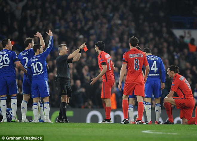 Ibrahimovic chế giễu các cầu thủ Chelsea sau khi nhận thẻ đỏ ảnh 1