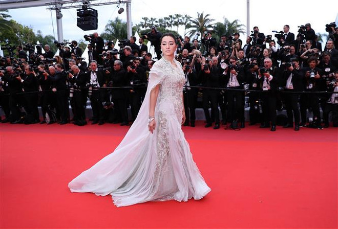Nữ diễn viên Trung Quốc Củng Lợi tại Lễ khai mạc LHP Cannes, Pháp, ngày 14/5/2019. (Ảnh: THX/TTXVN) Các người đẹp thả dáng trên thảm đỏ LHP Cannes để làm gì? ảnh 1