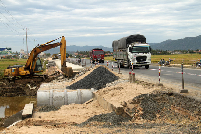Nông dân bức xúc vì công trình Quốc lộ 1 bồi lấp các kênh thủy lợi ảnh 1
