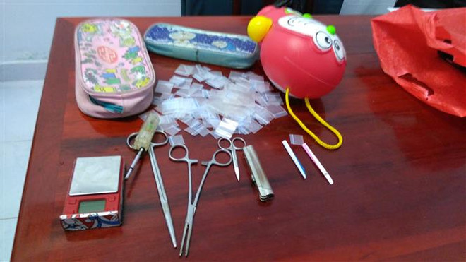 Bắt quả tang 13 đối tượng sử dụng trái phép ma túy trong quán karaoke ảnh 1