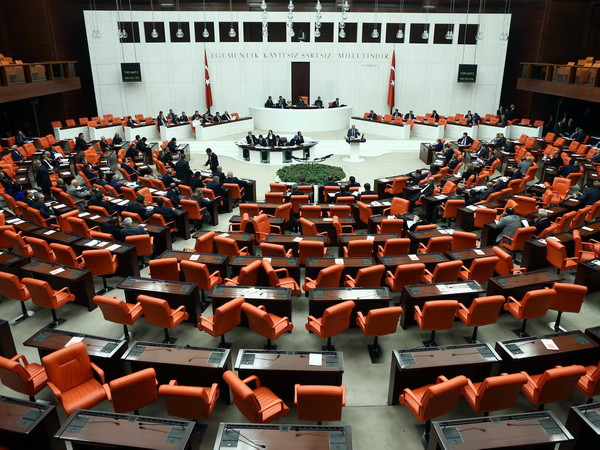 Cuộc ẩu đả dữ dội nhất trong lịch sử quốc hội Thổ Nhĩ Kỳ ảnh 1