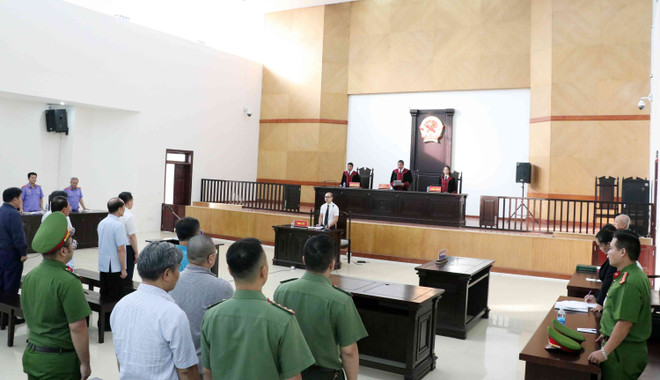 Quang cảnh phiên tuyên án các bị cáo ngày 13/6/2019. (Ảnh: Văn Điệp/TTXVN) Phan Văn Anh Vũ đã được 'tiếp tay' như thế nào để thâu tóm đất công? ảnh 1
