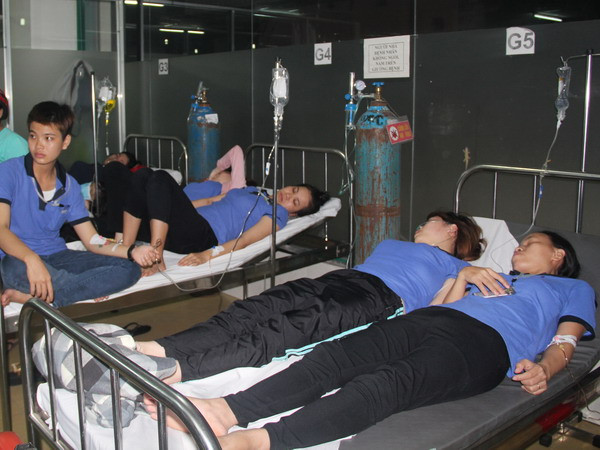 Bình Dương: Hàng trăm công nhân nhập viện nghi do ngộ độc thực phẩm ảnh 1