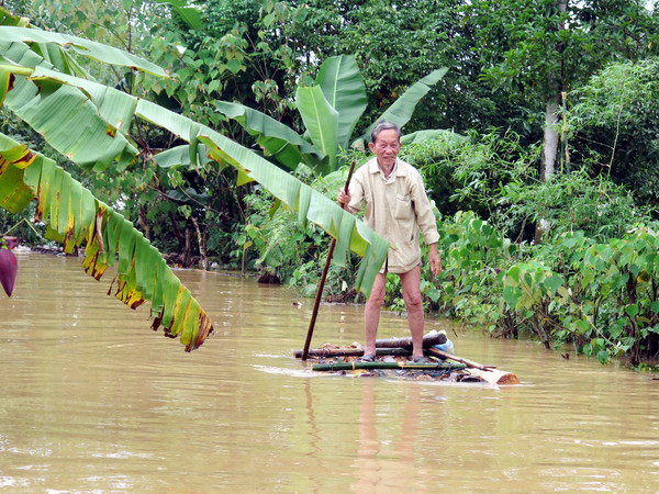 Khu vực Trung Bộ tiếp tục đối mặt với mưa lớn và lũ lên nhanh ảnh 1