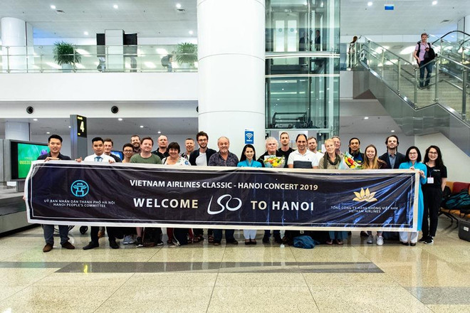 Dàn nhạc giao hưởng London đã có mặt tại Việt Nam và sẽ trình diễn những tác phẩm kinh điển thế giới tại buổi hòa nhạc ngoài trời Vietnam Airlines Classic-Hanoi Concert 2019. (Ảnh: Nguyễn Ninh/Vietnam+) Cơ hội để người Hà Nội thưởng thức hòa nhạc 'đẳng cấp' tại phố đi bộ ảnh 2