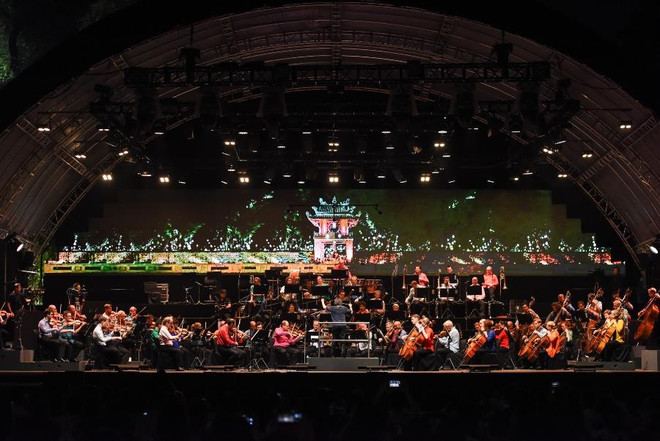Sân khấu hoành tráng của Vietnam Airlines Classic-Hanoi Concert giữa không gian phố đi bộ. (Ảnh: VNA cung cấp) Cơ hội để người Hà Nội thưởng thức hòa nhạc 'đẳng cấp' tại phố đi bộ ảnh 1