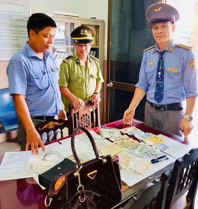 Nhân viên đường sắt trả lại hàng chục triệu đồng khách quên trên tàu ảnh 1