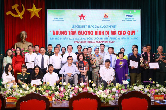 Trao giải cuộc thi viết Những tấm gương bình dị mà cao quý ảnh 2