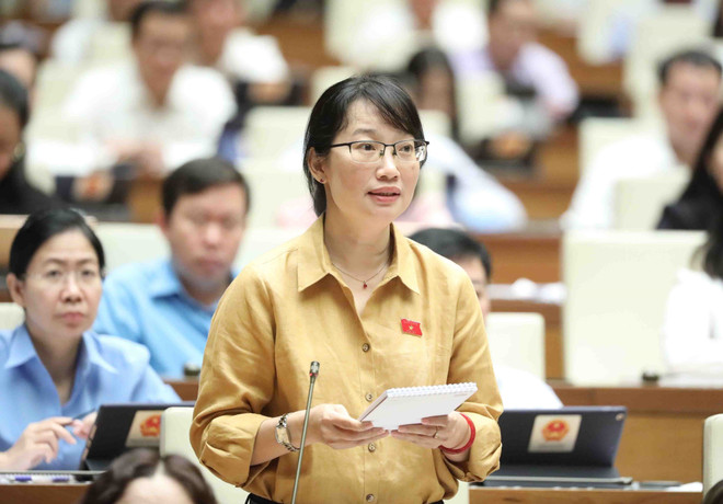 Đại biểu Quốc hội Thành phố Hồ Chí Minh Trần Thị Diệu Thúy đặt câu hỏi chất vấn. (Ảnh: Minh Đức/TTXVN) Đại biểu QH: Phiên chất vấn dân chủ, thẳng thắn, trách nhiệm cao ảnh 1