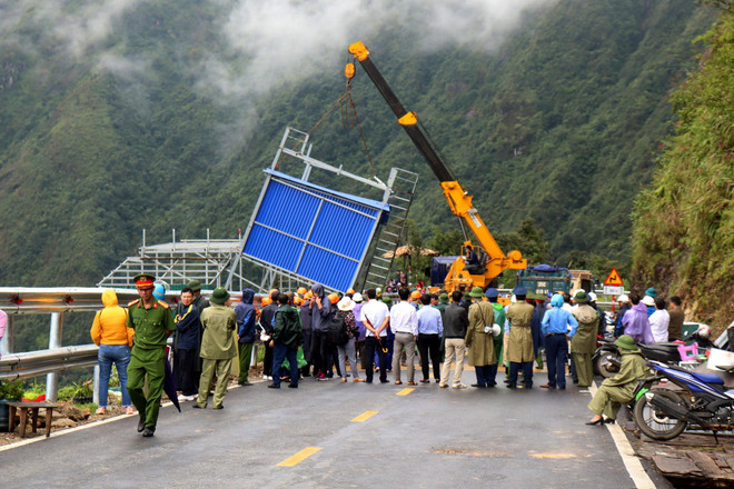 Cưỡng chế tháo dỡ các lều, quán lấn chiếm trên đèo Hoàng Liên Sơn ảnh 1