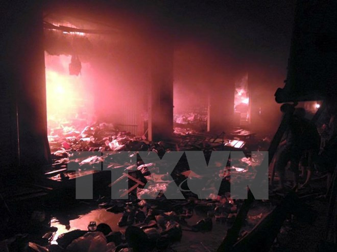 Chợ Phủ Lý cháy dữ dội trong đêm gây thiệt hại nặng về tài sản ảnh 1