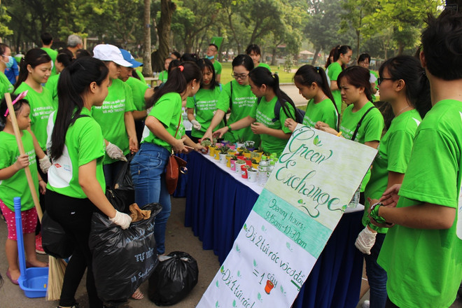 [Photo] Hơn 1.000 bạn trẻ "chung tay" làm sạch khuôn viên hồ Bảy Mẫu ảnh 11