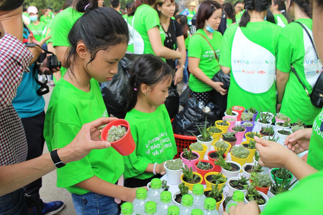 [Photo] Hơn 1.000 bạn trẻ "chung tay" làm sạch khuôn viên hồ Bảy Mẫu ảnh 3