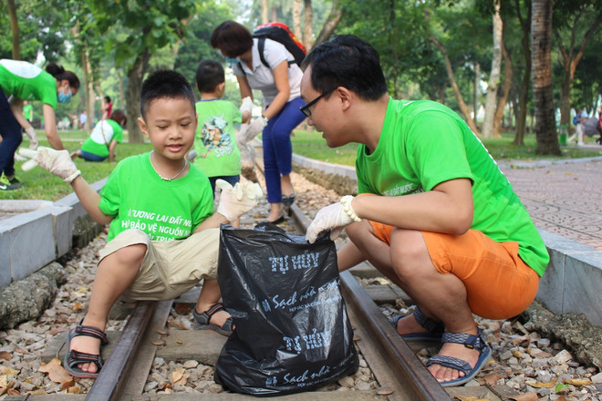 [Photo] Hơn 1.000 bạn trẻ "chung tay" làm sạch khuôn viên hồ Bảy Mẫu ảnh 7