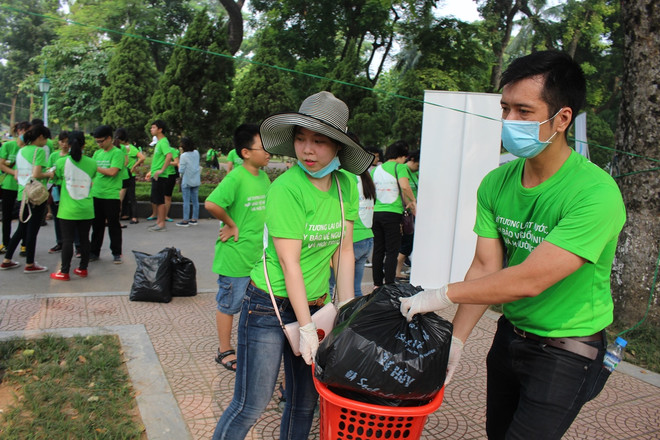 [Photo] Hơn 1.000 bạn trẻ "chung tay" làm sạch khuôn viên hồ Bảy Mẫu ảnh 2