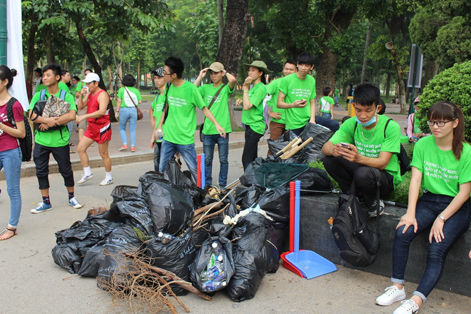 [Photo] Hơn 1.000 bạn trẻ "chung tay" làm sạch khuôn viên hồ Bảy Mẫu ảnh 10